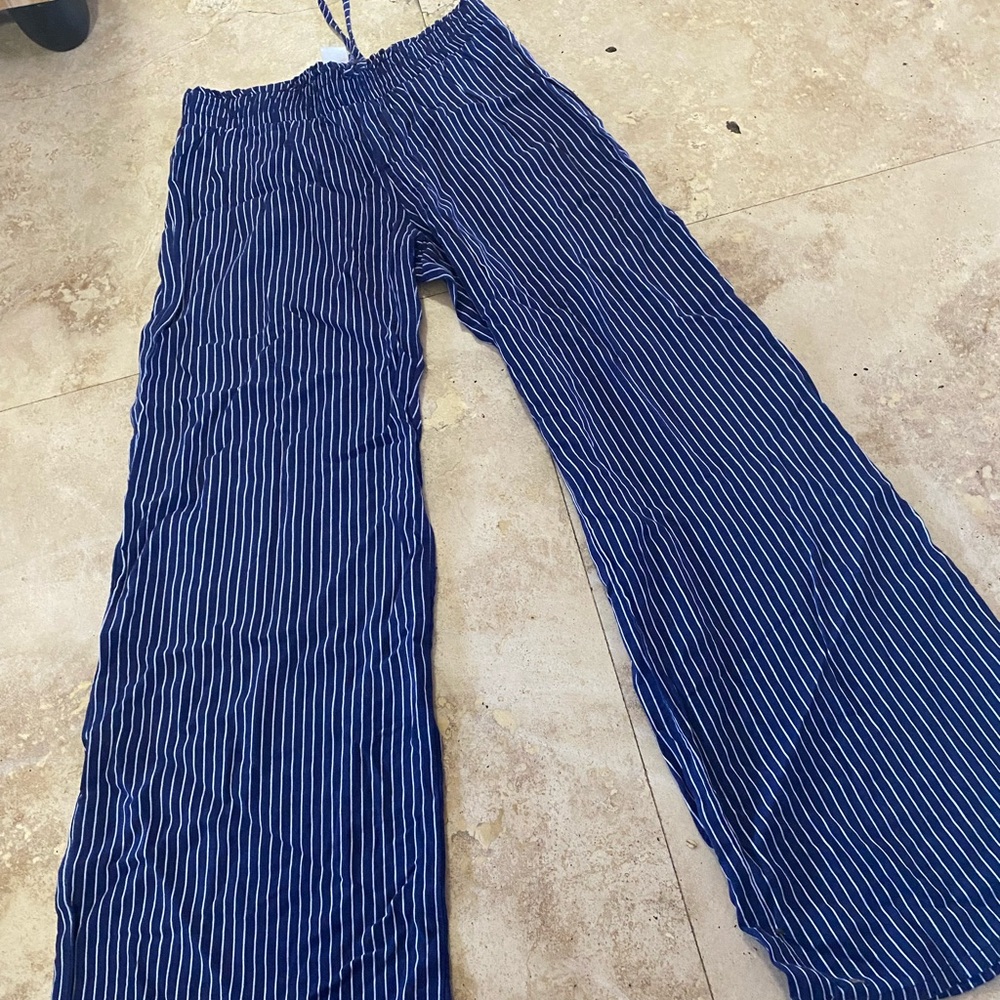 Pants with lines 
Soft material. Small.